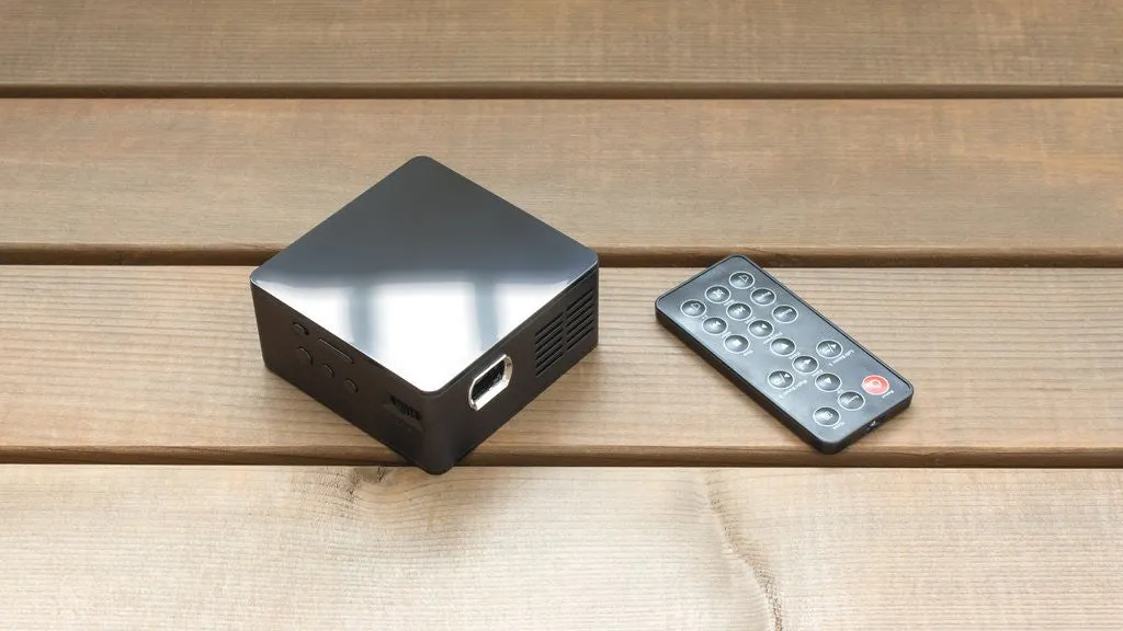 PhoneSuit LightPlay Cube: Compact Pico Projector