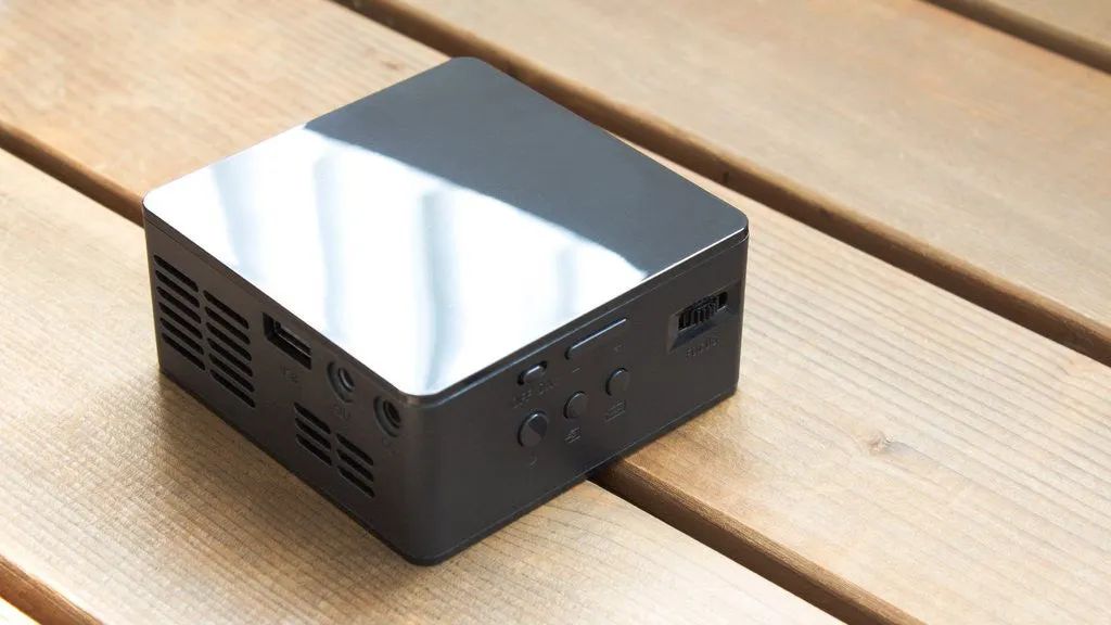 PhoneSuit LightPlay Cube: Compact Pico Projector