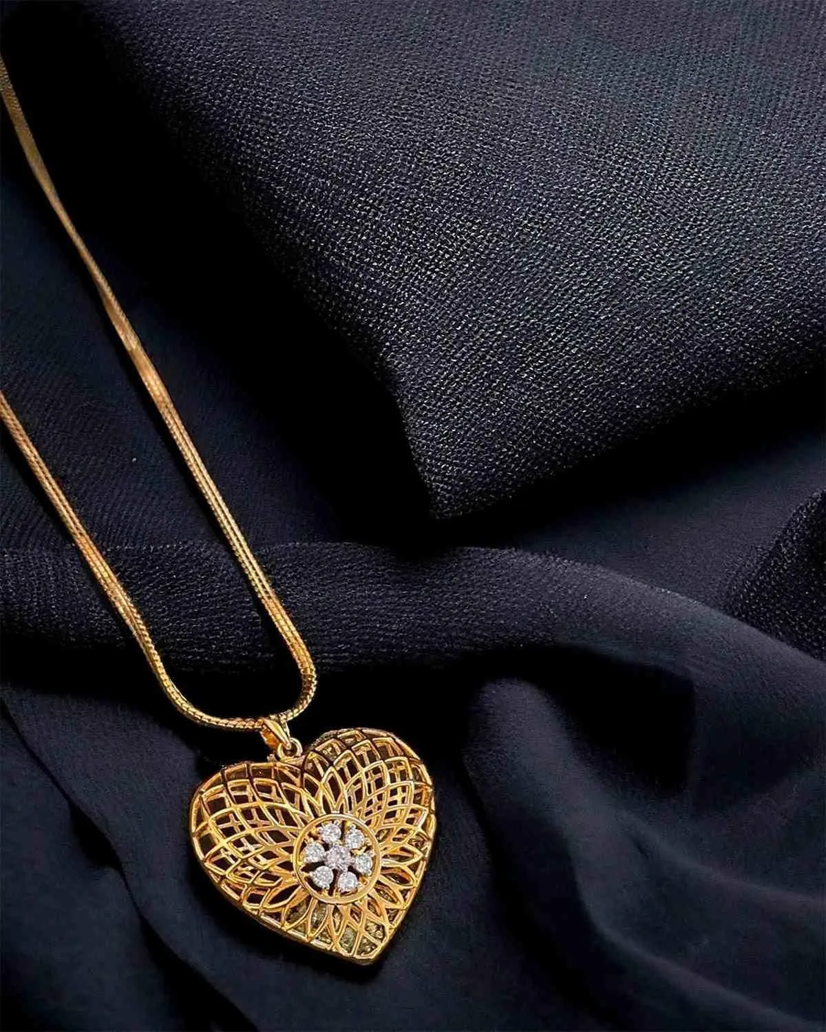 Zevarly Yaadgaar Lamhe Locket with Chain